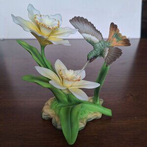 VINTAGE ANDREA BY SADEK HUMMINGBIRD AND DAFFODILS PORCELAIN FIGURINE
